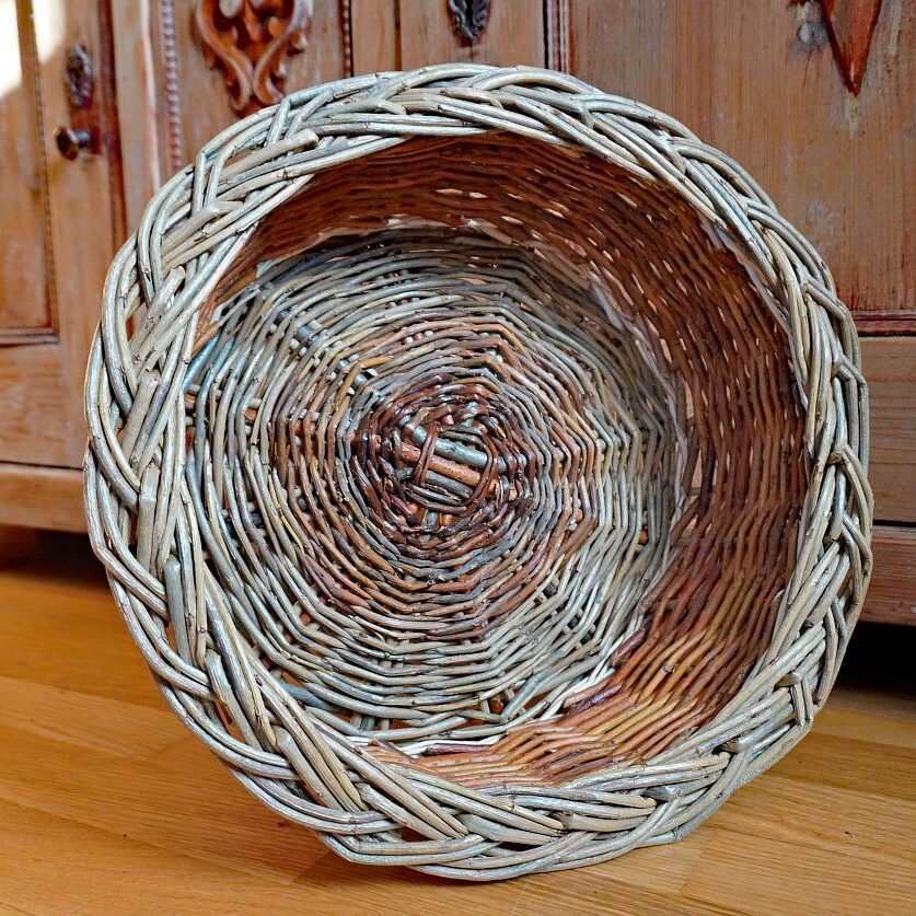 Weidenschale mit Zopfrand
