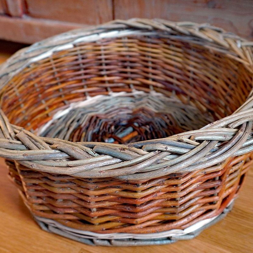 Weidenschale mit Zopfrand