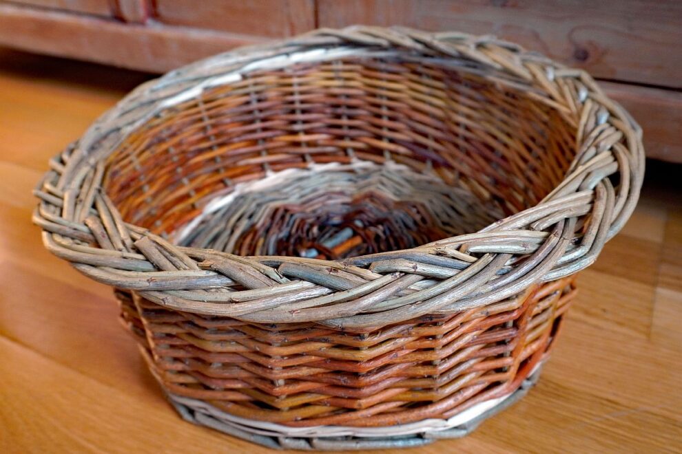 Weidenschale mit Zopfrand