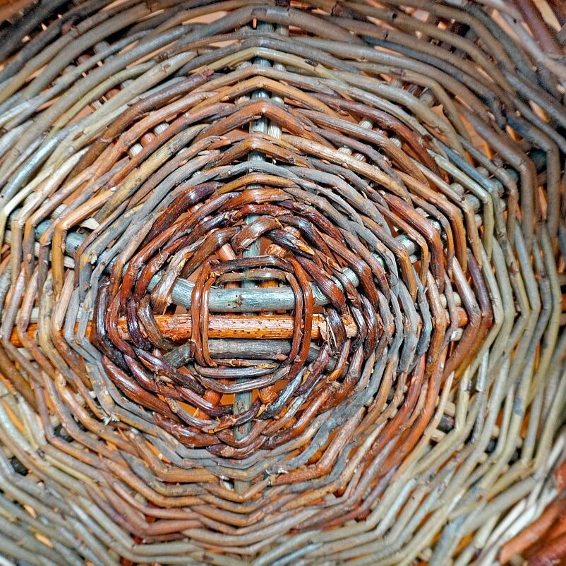 Weidenschale mit Zopfrand